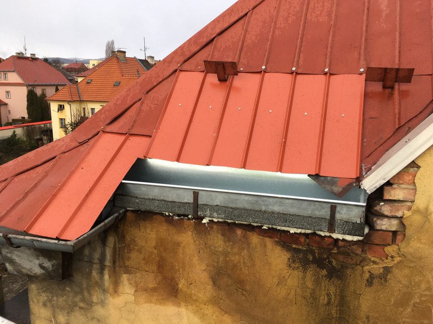 Oprava střechy a okapového žlabu – Bytový dům v Chomutově